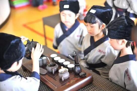 ͯѧ�����󣺸��¿Ƽ��ı��䣬��Ҫ�����黭����ů